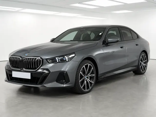 2026 BMW i5 eDrive40 M Sport photographed from the front-left in the K-CARS showroom