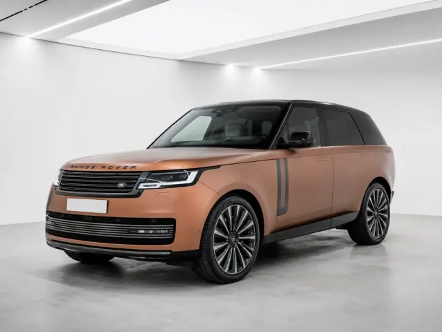 2026 Range Rover Range Rover SV P615 photographed from the front-left in the K-CARS showroom