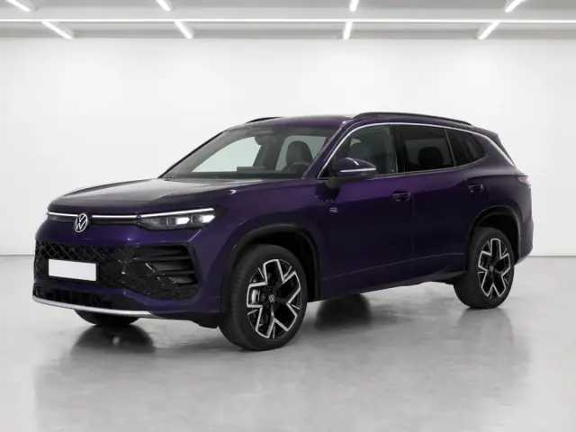 2026 Volkswagen Tayron R-Line eHybrid photographed from the front-left in the K-CARS showroom
